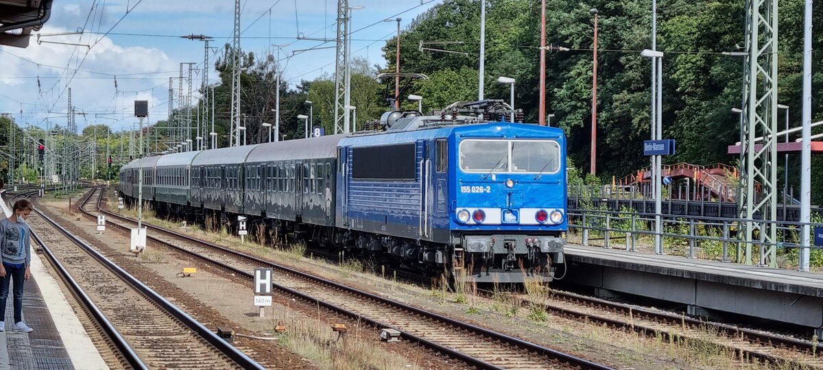 Bahnhof Berlin Wannsee am 1.09.2022.Am Gleis 8 steht abgestellt ein Sonderzug im Retro Luck.