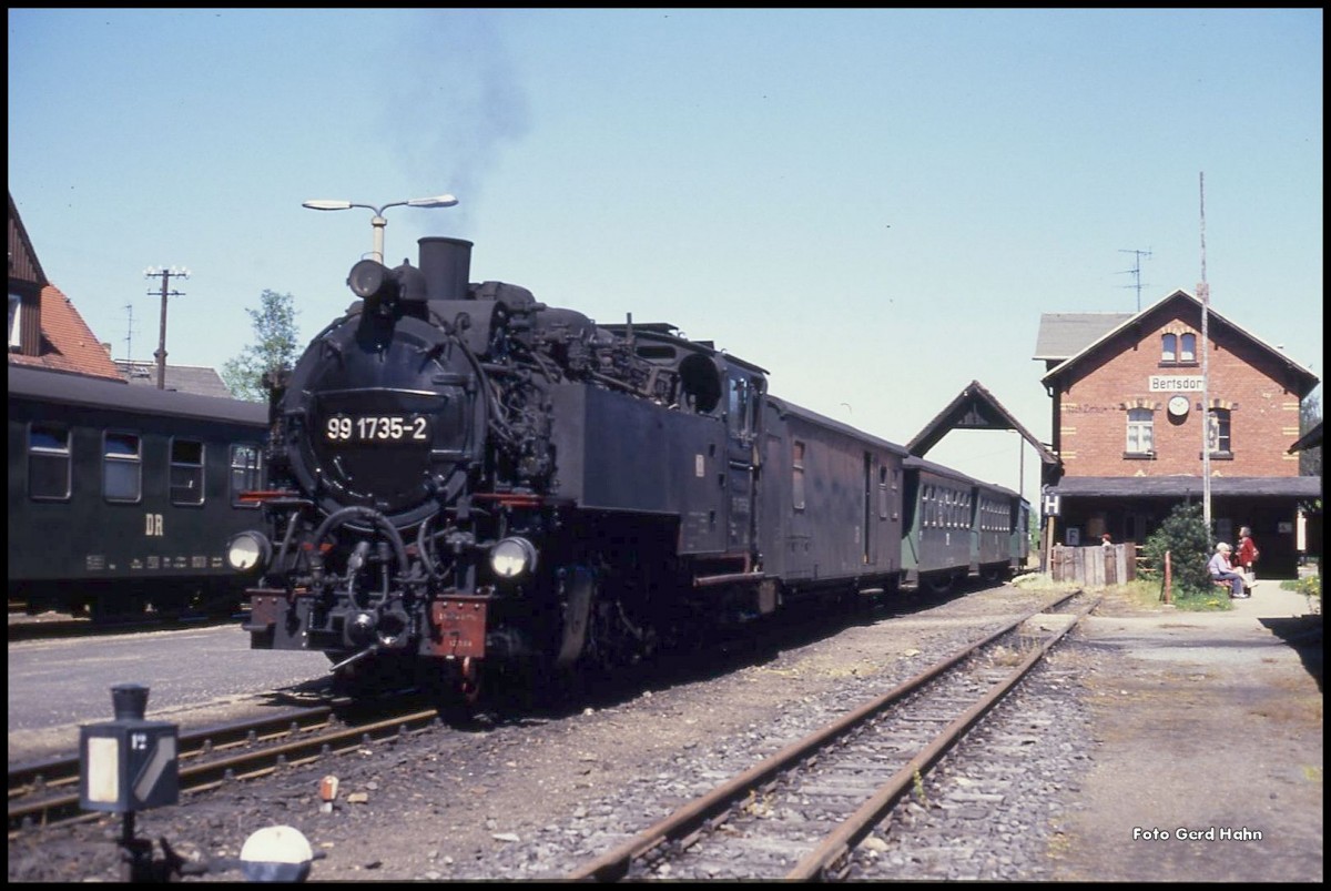 Bahnhof Bertsdorf am 2.5.1990!
991735 fährt mit dem Personenzug nach Oybin ab. Links steht noch der Zug nach Jonsdorf.