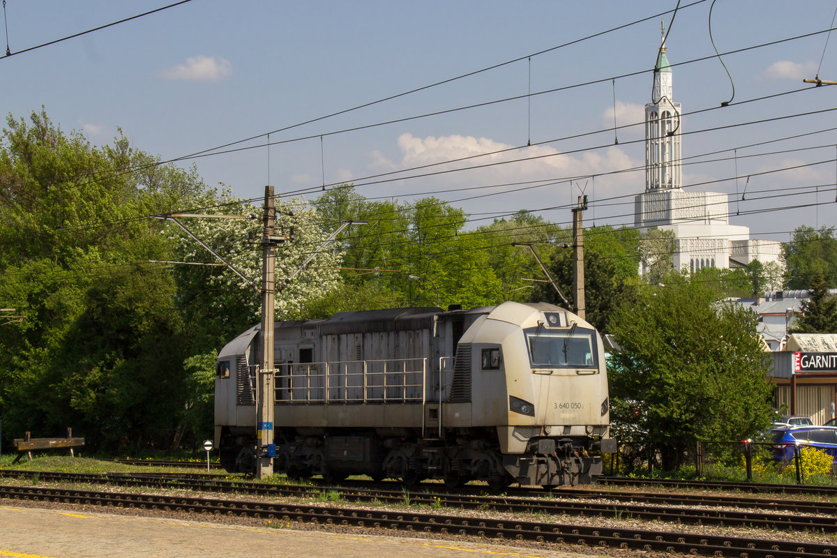 Bahnhof Bialystok (Polen) am 30. April 2018. Die etwas gewöhnungsbedürftig ausschauende 311D-03 sonnt sich vor der markanten Kirche. 