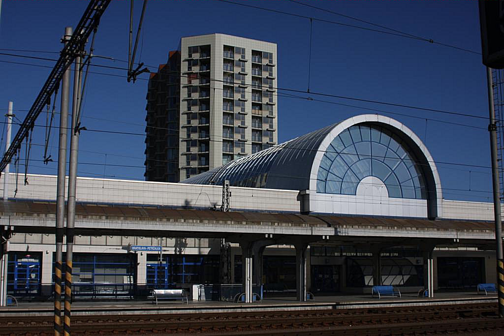 Bahnhof Bratislava Petrzalka am 30.8.2009.
Auen hui und innen  tot . Da wurde nach meiner Wahrnehmung
ein moderner Bahnhof erstellt,den man in dieser Gre an dieser
Stelle nicht bentigt. Im Innern spielt sich nichts ab. Da fehlt das
Publikum. Das trifft sich dann beim alten Hauptbahnhof in Bratislava.