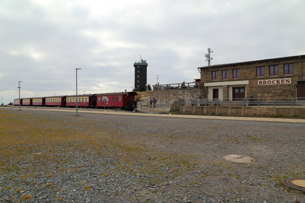 Bahnhof Brocken mit Wetterwarte am Vormittag des 19.10.2018. Abfahrbereit am Bahnsteig steht P8940 mit Fahrziel Drei Annen Hohne.