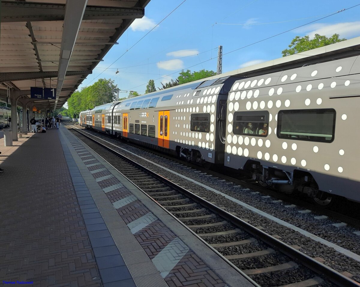 Bahnhof Brühl, KBS 470 linksrheinische Strecke. Der RE 5  Rhein-Express  Richtung Köln, Düsseldorf, Duisburg und Wesel ist abfahrbereit.