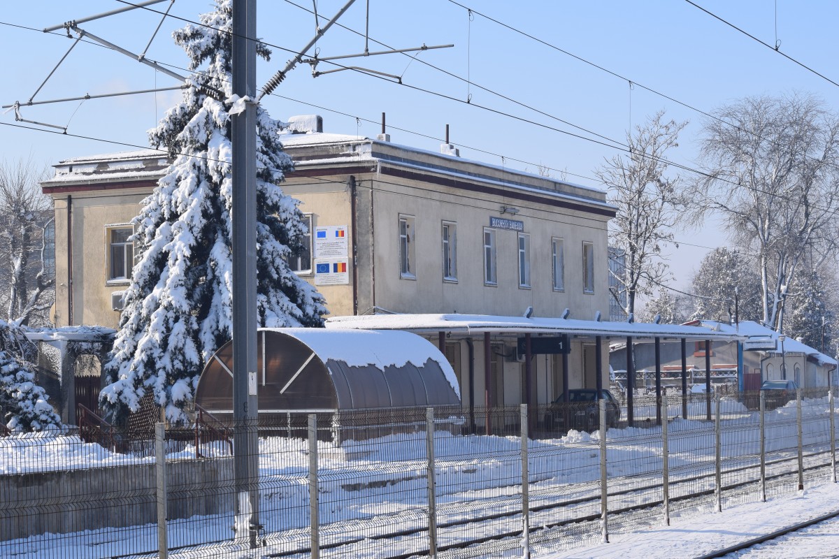 Bahnhof Bucuresti Baneasa am 24.01.2016. Dieser Bahnhof hat zwei Empfangsgebude. Dieser hier ist das regulre Empfangsgebude, fr Passagiere. Das zweite Gebude war frher fr Protokollzwecke gedacht.
