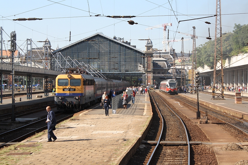 Bahnhof Budapest-Nyugati am Morgen des 07.September 2013, links die H-MAVTR 432 184. 

