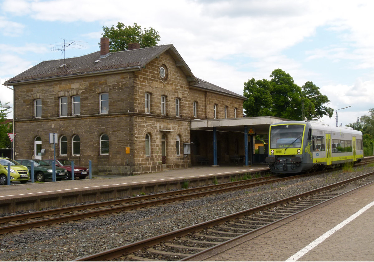 Bahnhof Burgkunstadt in Oberfranken zwischen Lichtenfels und Kulmbach. Ein Tw der agilis (ag 34538 Weiden - Coburg) hält am Hausbahnsteig