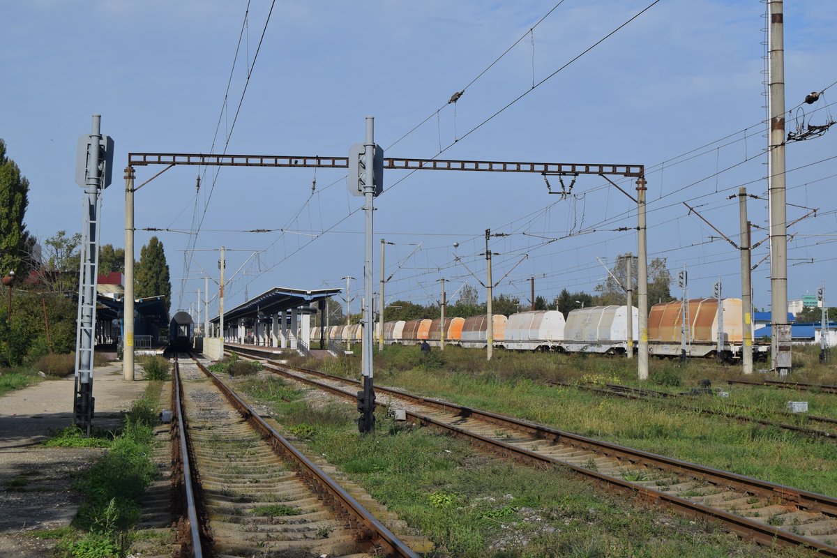 Bahnhof Calarasi Sud am 15.10.2016. Im rechten Teil kann man eine Garnitur Glastransportwagen sehen. Das Foto wurde von einem beschrabkten Bahnübergang geschossen.