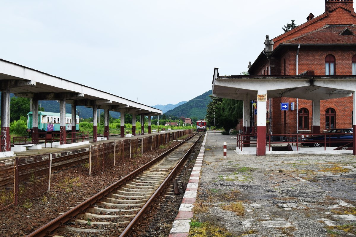 Bahnhof Calimanesti am 17.06.2016. Ansicht in Richtung Sibiu vom Bahnsteig am Gleis 1.