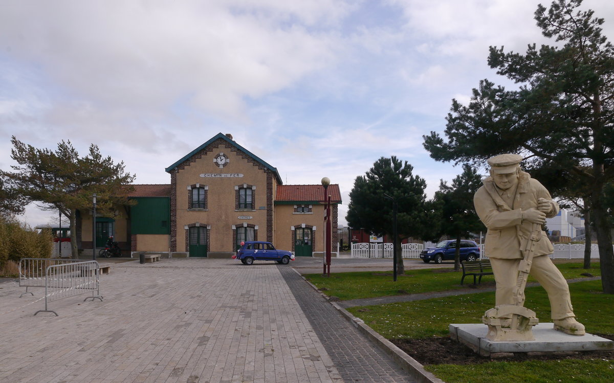 Bahnhof Cayeux-sur-Mer mit Weichenstellerdenkmal. Cayeux-sur-Mer ist der Endpunkt des weniger befahrenen östlichen Streckenastes der Chemin-de-Fer-de-la-Baie-de-Somme (CFBS). 

26.03.2016 Cayeux-sur-Mer