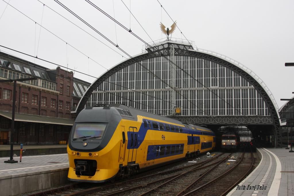 Bahnhof Centraal in Amsterdam am 27.10.2014 mit Doppelstock IC und Flügelrad auf dem Haupthalle.