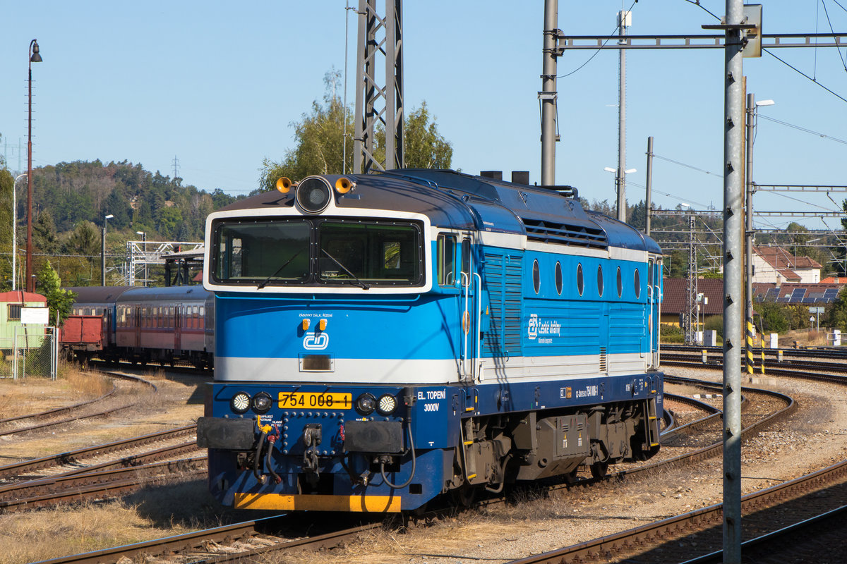 Bahnhof Cercany am 22. September 2019. Die Brille 754 008-1 setzt gleich an den Zug zurück nach Prag. 