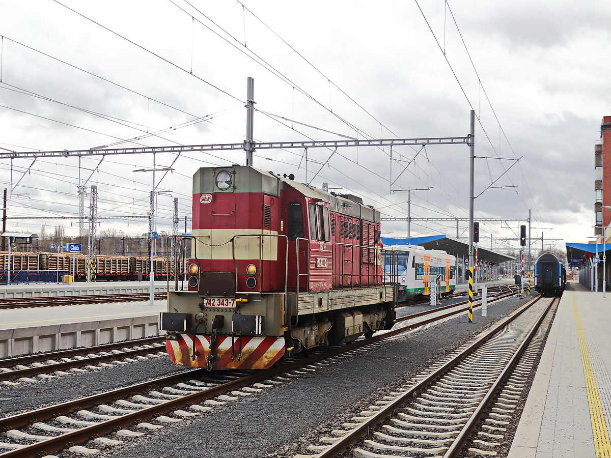 Bahnhof Cheb am 01. März 2020, auf Gleis 1 stehen die Wagen für den Regional-Zug nach Prag, auf Gleis 2 steht vogtlandbahn - Die Länderbahn GmbH DLB  VT 69 zur Fahrt nach Zwickau und auf dem Mittelgleis befindet sich 742 343-7 zur Fahrt ins Depot.