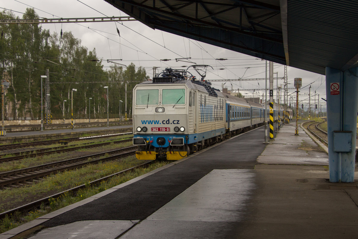 Bahnhof Cheb am 25.7.17: Einfahrt für CD 362 110-9. Das Wetter war mies, aber die Stimmung gut. 