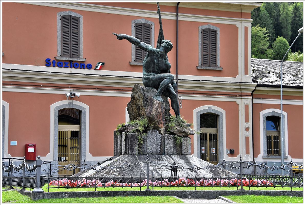 Bahnhof Chiavenna. Die Statue zeigt Richtung Val Bregaglia/Bergell, wo es nur mit dem Postauto Schweiz weitergeht. (12.09.2017)