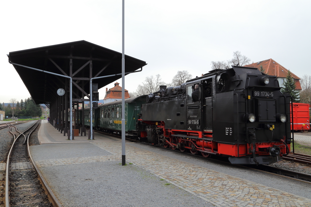 Bahnhof Dippoldiswalde am Vormittag des 04.04.2016. Abfahrbereit am Bahnsteig steht Planzug P 5003 nach Freital-Hainsberg mit 99 1734 als Zugpferd.