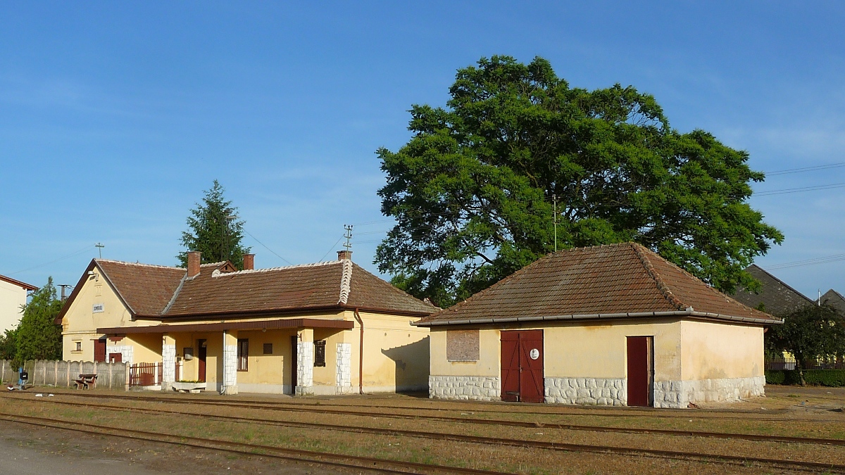 Bahnhof Dombrad der 2009 stillgelegten Schmalspurstrecke von Nyiregyhaza nach Dombrad und Balsa, 29. ‎Mai ‎2016