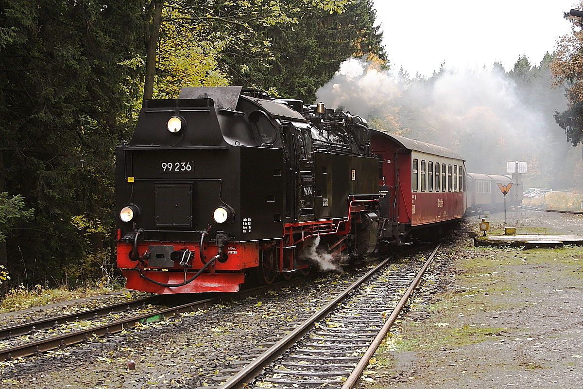 Bahnhof Drei Annen Hohne am Nachmittag des 18.10.2013. Gerade schlngelt sich P8922, vom Brocken kommend und mit 99 236 an der Spitze, durch das Bahnhofsvorfeld zur Einfahrt auf Gleis 2.