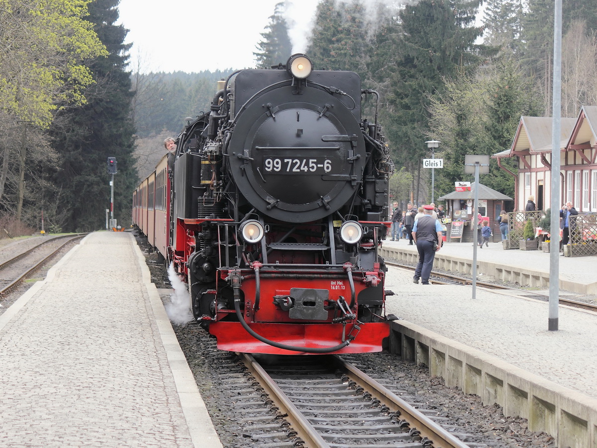 Bahnhof Drei Annen Hohne, Einfahrt 99 7245-6 am 25. April 2015, zu diesem Zeitpunkt noch fahrfähig.