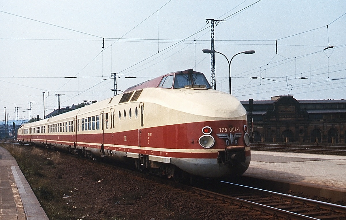Bahnhof Dresden Mitte im August 1977: Mit dem  Vindobona  von Berlin nach Wien Franz-Josefs-Bahnhof durchfahren 175 003-3 und 004-1 Dresden-Mitte