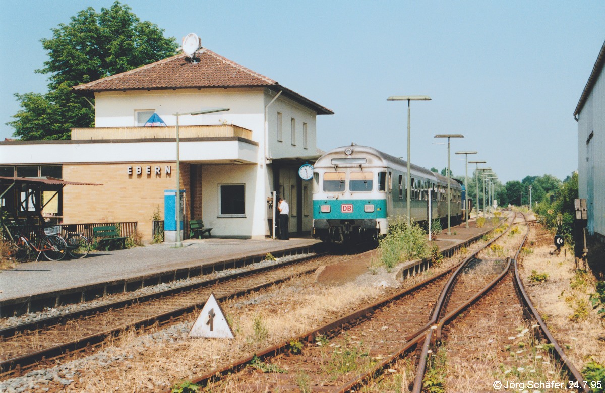 Bahnhof Ebern, 24.7.95 um 11.30 Uhr: Der Zugführer holt für seine Regionalbahn nach Bamberg beim Fahrdienstleiter in Breitengüßbach telefonisch die Fahrerlaubnis ein.