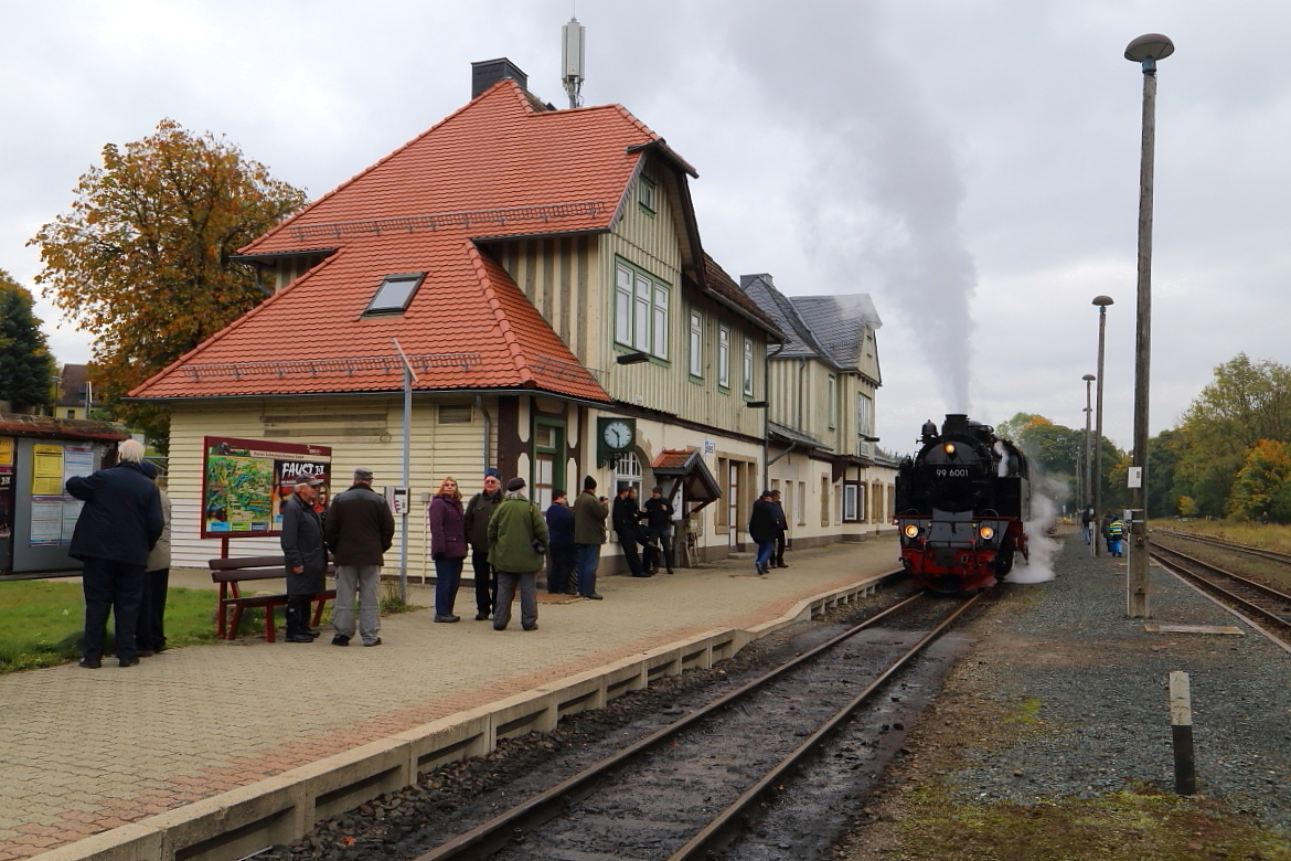 Bahnhof Elend am Vormittag des 18.10.2015. Auf Gleis 1 wartet 99 6001 mit einem IG HSB-Sonderzug (Wernigerode-Quedlinburg) auf die Kreuzung mit einem Plantriebwagen, während sich die Fahrgäste des Zuges ein wenig die Beine vertreten und auch das eine oder andere Foto erhaschen. ;-) (Bild 1)