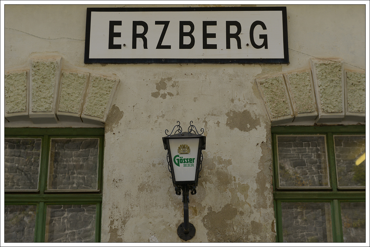 Bahnhof Erzberg am 13.10.2019. Erinnerung an eine Zeit, als es am Bahnhof Erzberg noch ein Bahnhofsresti gab.