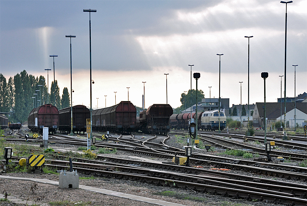 Bahnhof Euskirchen mit div. Gterwagen und einer BR 225 - 23.09.2013