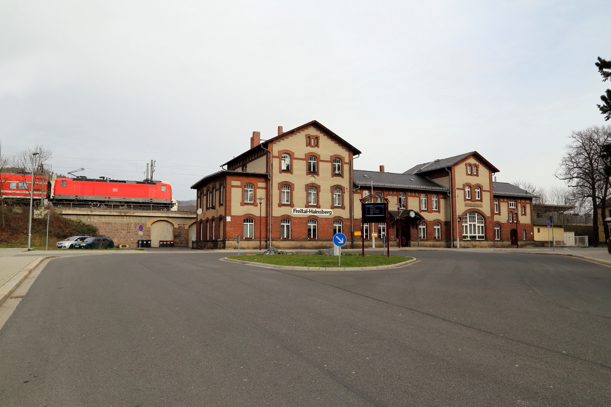 Bahnhof Freital-Hainsberg am frühen Vormittag des 04.04.2016. Gerade fährt ein S-Bahnzug aus Tharandt, mit Fahrziel Dresden und Schöna, ein.
