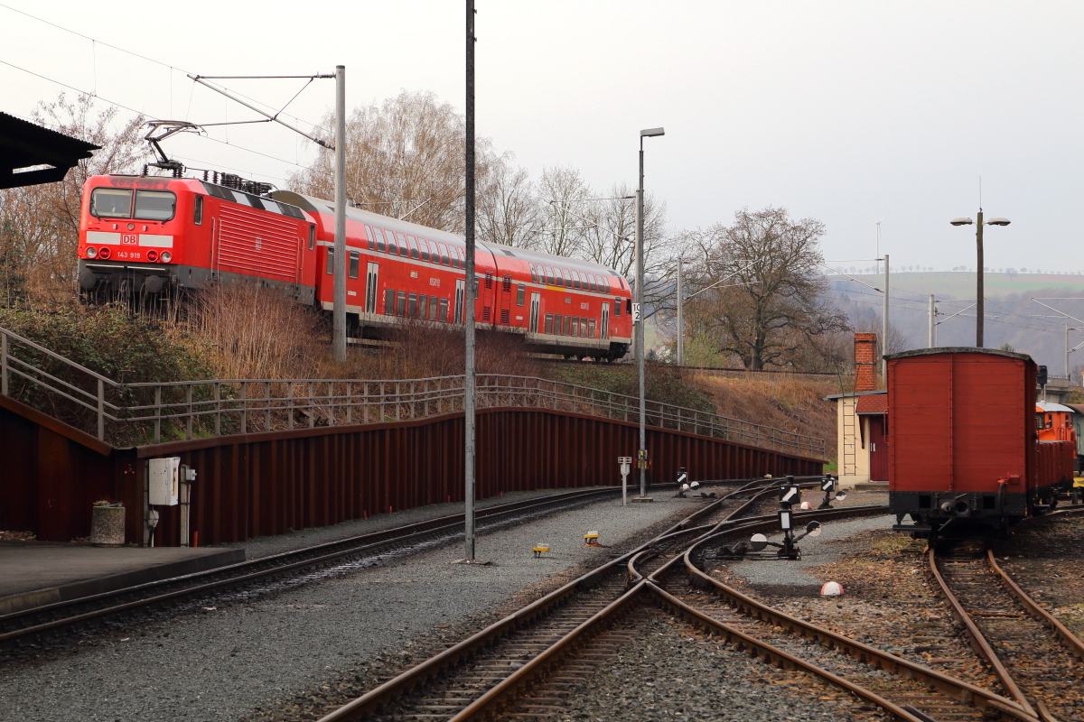 Bahnhof Freital-Hainsberg am frühen Vormittag des 04.04.2016. Während im unteren Schmalspurbereich des Bahnhofes, welcher Ausgangspunkt der Weißeritztalbahn ist, noch beschauliche Ruhe herrscht, verläßt oben auf der Regelspurstrecke gerade ein S-Bahnzug aus Dresden, geschoben von 143 919, den Bahnhof in Richtung Tharandt.