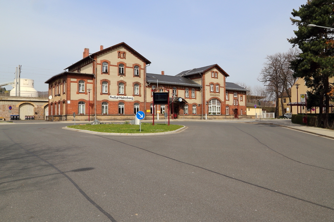 Bahnhof Freital-Hainsberg mit dem neu gestalteten Bahnhofsvorplatz, aufgenommen am 04.04.2016.
