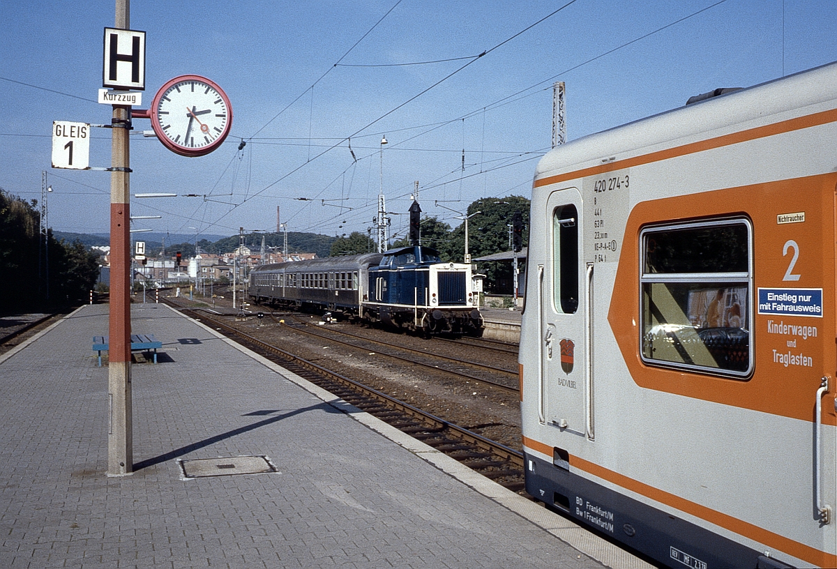 Bahnhof Friedrichsdorf im Juni 1985 mit Zug von Friedberg und Anschlußzug der S 5 nach Frankfurt. Im Zuge der beschlossen S5-Verlängerung über die Taunusbahn nach Usingen wird der Bahnhof in absehbarer Zeit einem größerem Umbau unterzogen werden. 