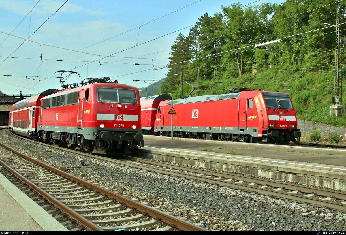 Bahnhof Geislingen(Steige) auf der Bahnstrecke Stuttgart–Ulm (Filstalbahn | KBS 750):
Während 146 207-6 von DB Regio Baden-Württemberg als RB 19255 von Stuttgart Hbf nach Ulm Hbf die Weiterfahrt auf Gleis 3 abwartet, verlässt 111 076-6 von DB Regio Baden-Württemberg als verspäteter RE 4227 von Stuttgart Hbf nach Lindau Hbf das Gleis 2.
[26.7.2019 | 17:46 Uhr]