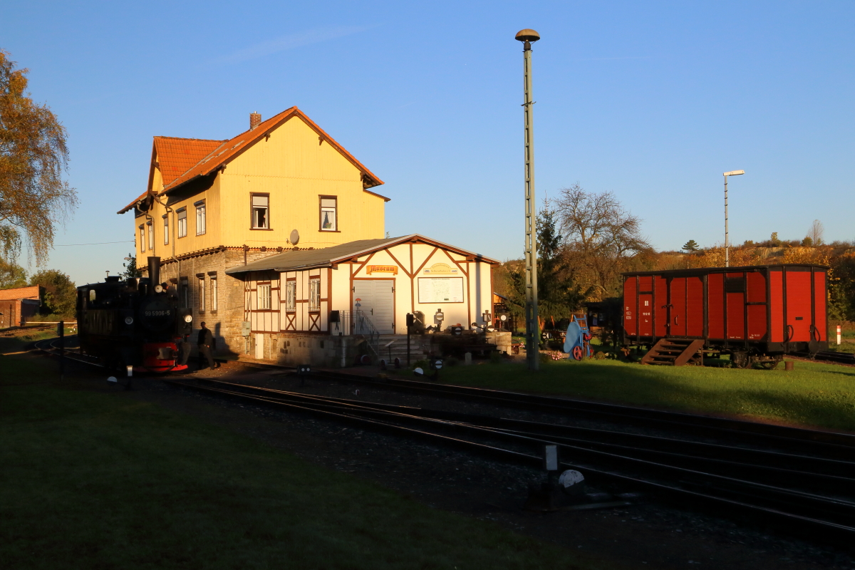 Bahnhof Gernrode am Morgen des 19.10.2014. In Höhe des ehemaligen Bahndienstgebäudes (heute ist hier u.a. ein Museum untergebracht) wird 99 5906 auf ihren heutigen Einsatz vorbereitet, welcher vor einem von zwei Sonderzügen der IG HSB erfolgt.