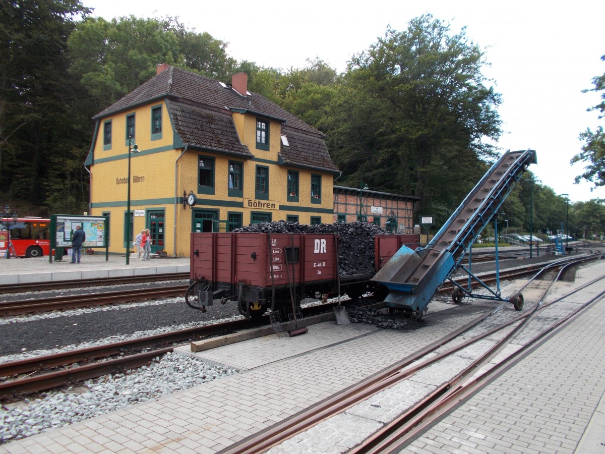 Bahnhof Göhren,am 02.Juli 2014,mit einem Ow und dem Bahnhofsgebäude.