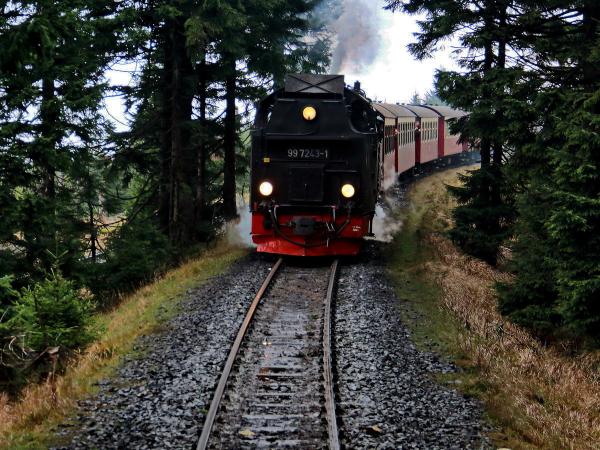 Bahnhof Goetheweg, Einfahrt 99 7243-1 am 04. November 2017, gesehen von dem Salonwagen des Sonderzuges.