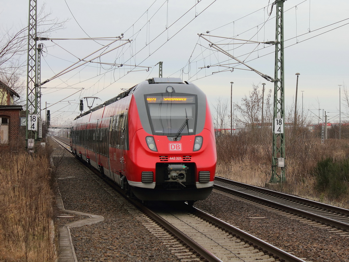 Bahnhof Großbeeren am 04. Januar 2014, Durchfahrt 442 321 und 442 821 als RB 19 nach Senftenberg über Berlin Flughafen Schönefeld von Berlin Gesundbrunnen kommend. Danke für den Gruß. 