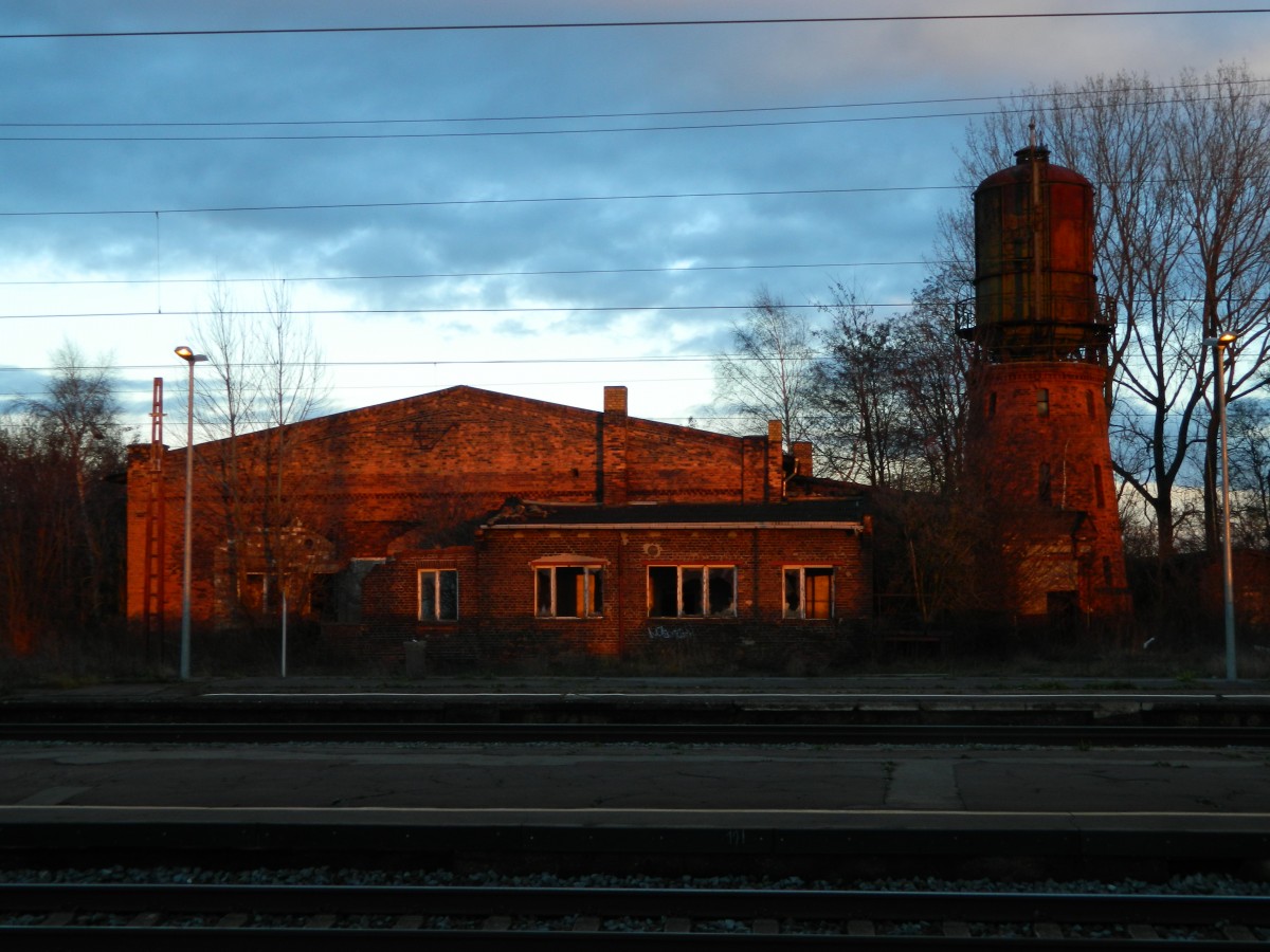 Bahnhof Großkorbetha: der ehemalige achtständige Ringlokschuppen nebst Wasserturm stehen am 17. Januar 2014 einsam und verlassen in der Abendsonne.
