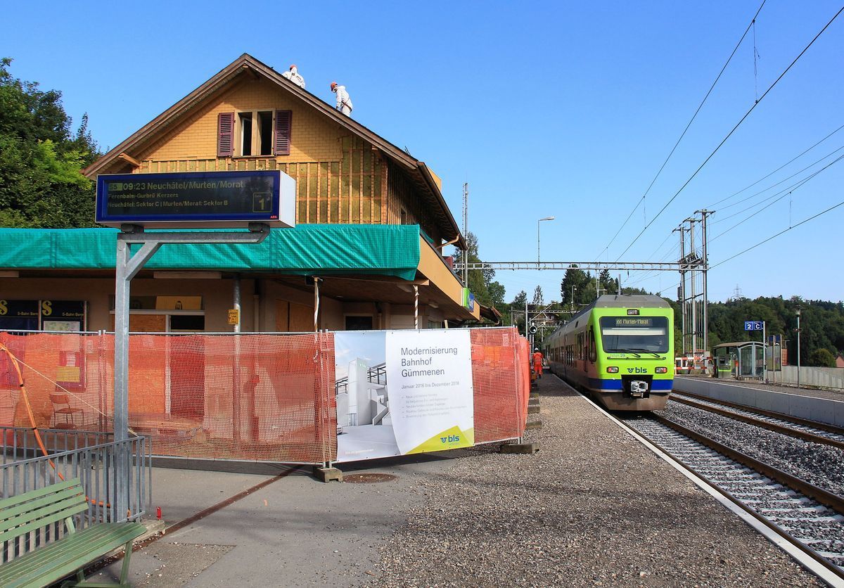 Bahnhof Gümmenen, Strecke Bern - Neuchâtel. Das hübsche alte Bahnhofhäuschen wird renoviert. Zwei dreitilige BLS RABe 525  NINA  als Flügelzug, die vordere Einheit nach Neuchâtel, die hintere (RABe 525 029) nach Murten (französisch Morat). 15.August 2017 