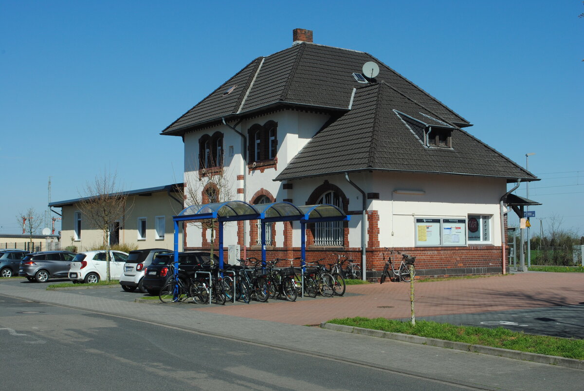 Bahnhof und Güterschuppen in Millingen (b.Rheinberg) am 04.04.2023, Strassenseite. Das Objekt ist gut renoviert; als ich vor Jahren hier fotografierte sah das ganze noch sehr heruntergekommen aus. Bild 22912.