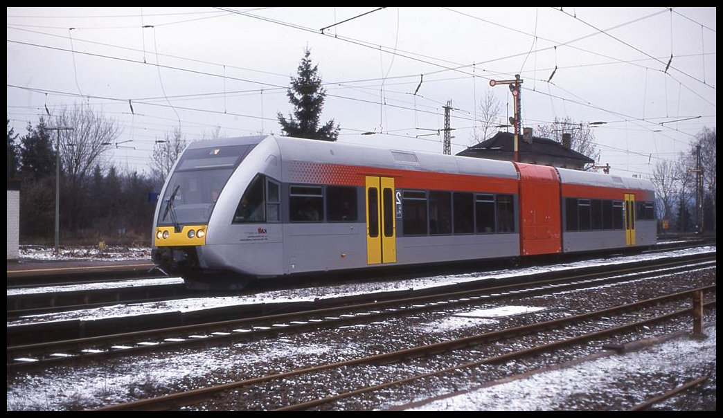 Bahnhof Guntershausen am 26.01.2000: KNE VT 5080101 kam um 10.20 Uhr durch den Bahnhof. Der Zug war nach Bad Wildungen unterwegs.