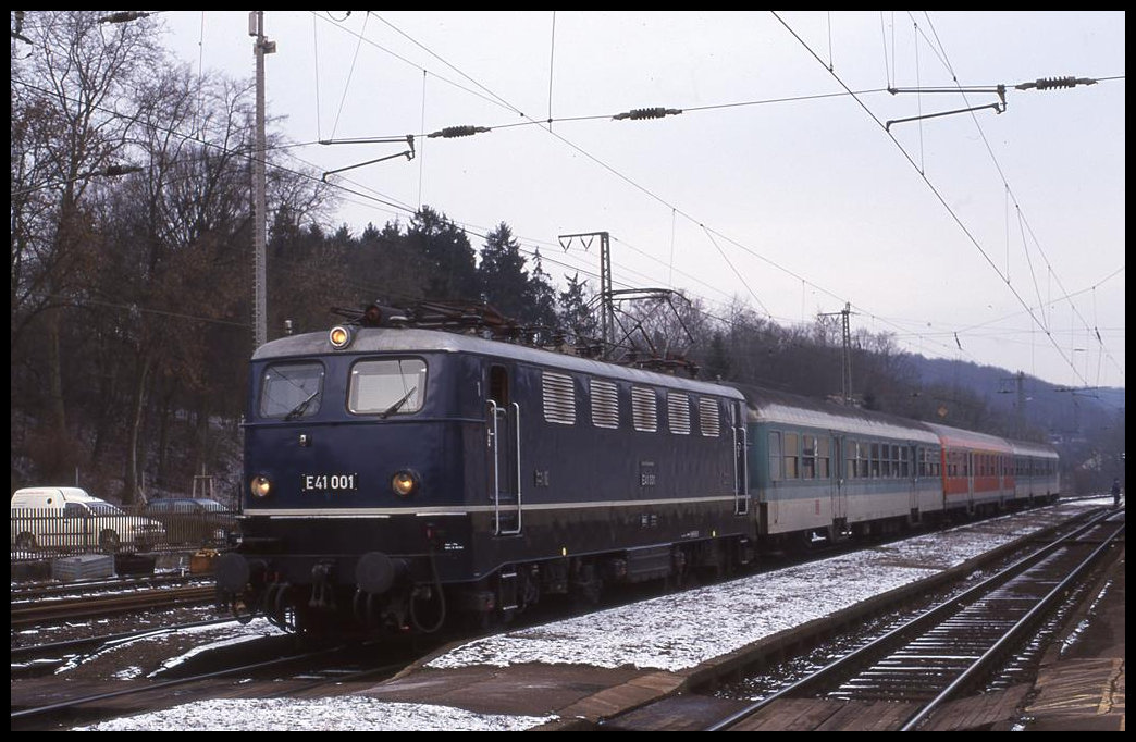 Bahnhof Guntershausen am 26.01.2000:Auch die Museumslok der DB E 41001 gehörte zu den Sichtungen. Sie war mit einem RB nach Marburg unterwegs und hielt um 11.10 Uhr in Guntershausen.