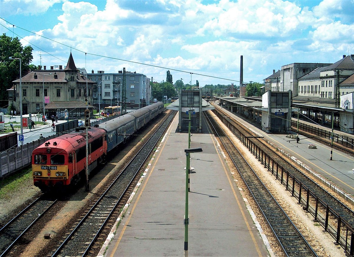 Bahnhof Györ, Diesellok M41-2188 mit einem Personenzug. Aufnahme Juni 2006