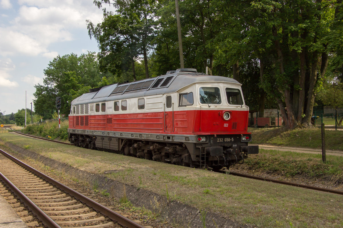 Bahnhof Hähnichen am 6. Juli 2017. Am Signal steht 232 658-5 und wartet auf die Abfahrt. 