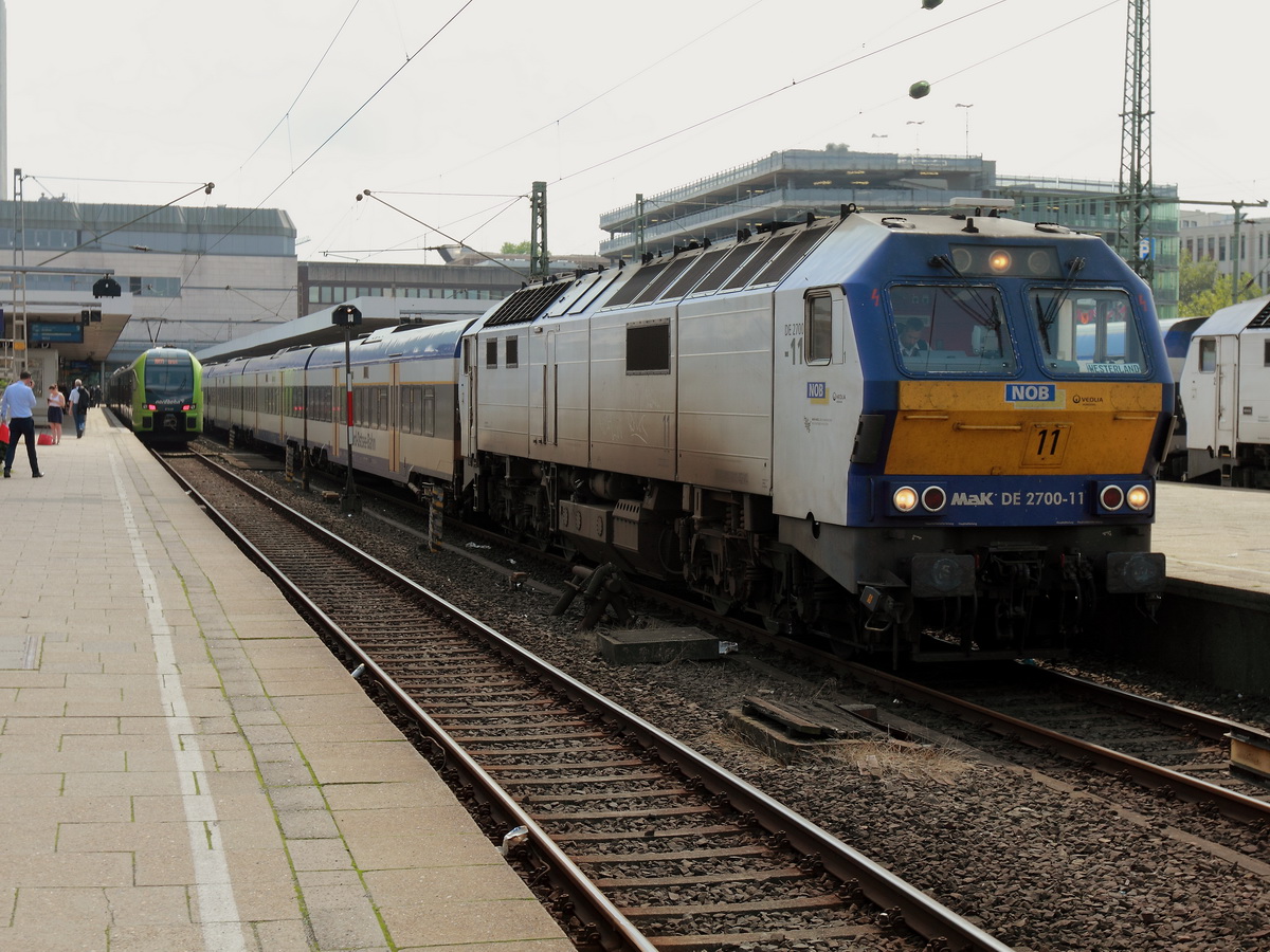 Bahnhof Hamburg-Altona am 20. August 2015 steht MaK 2700-11 (NVR Nummer 92 80 1251 011-3-D-VL) zur Fahrt nach Westerland (Sylt) bereit.