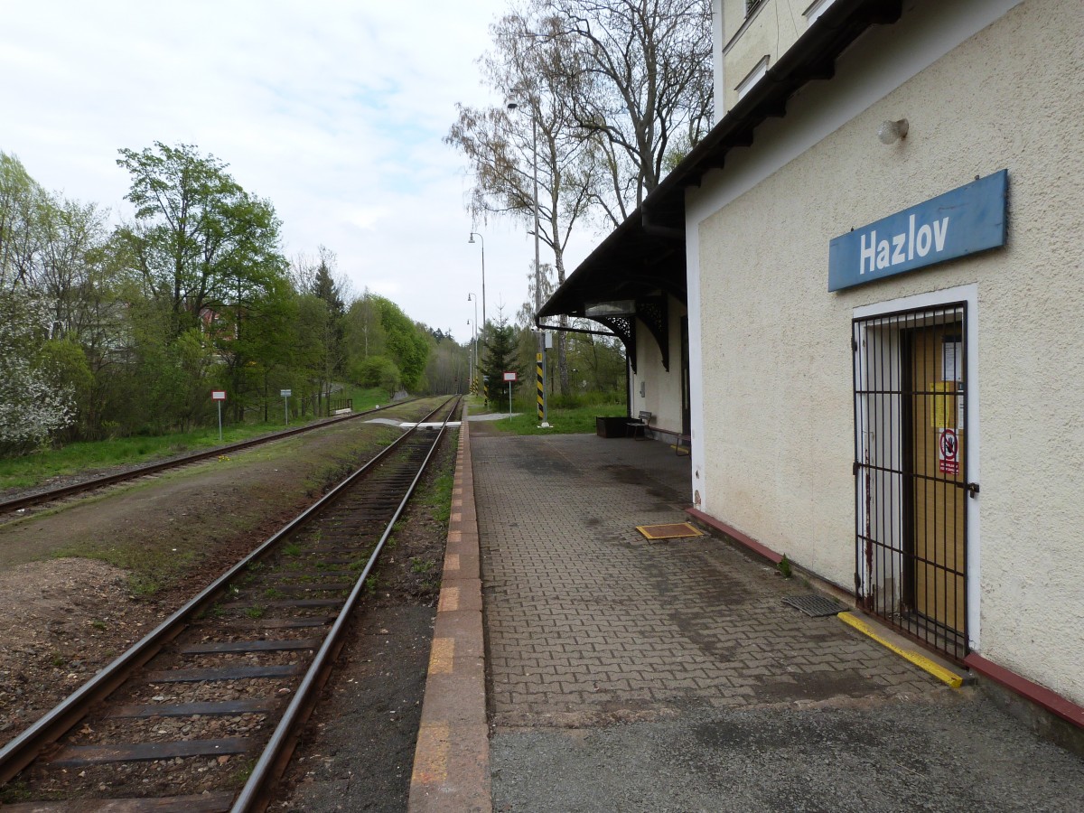 Bahnhof Hazlov auf der Strecke von As (Asch) über Frantiskovy Lazne (Franzensbad) nach Cheb (Eger). Das Bild zeigt die Fahrtrichtung nach Frantikovy Lazne. Die Strecke wurde in den letzten Monaten erheblich ertüchtigt, da ja die Wiederinbetriebnahme der grenzüberschreitenden Verbindung von Selb (Lkr. Wunsiedel) nach Asch bevorsteht. 