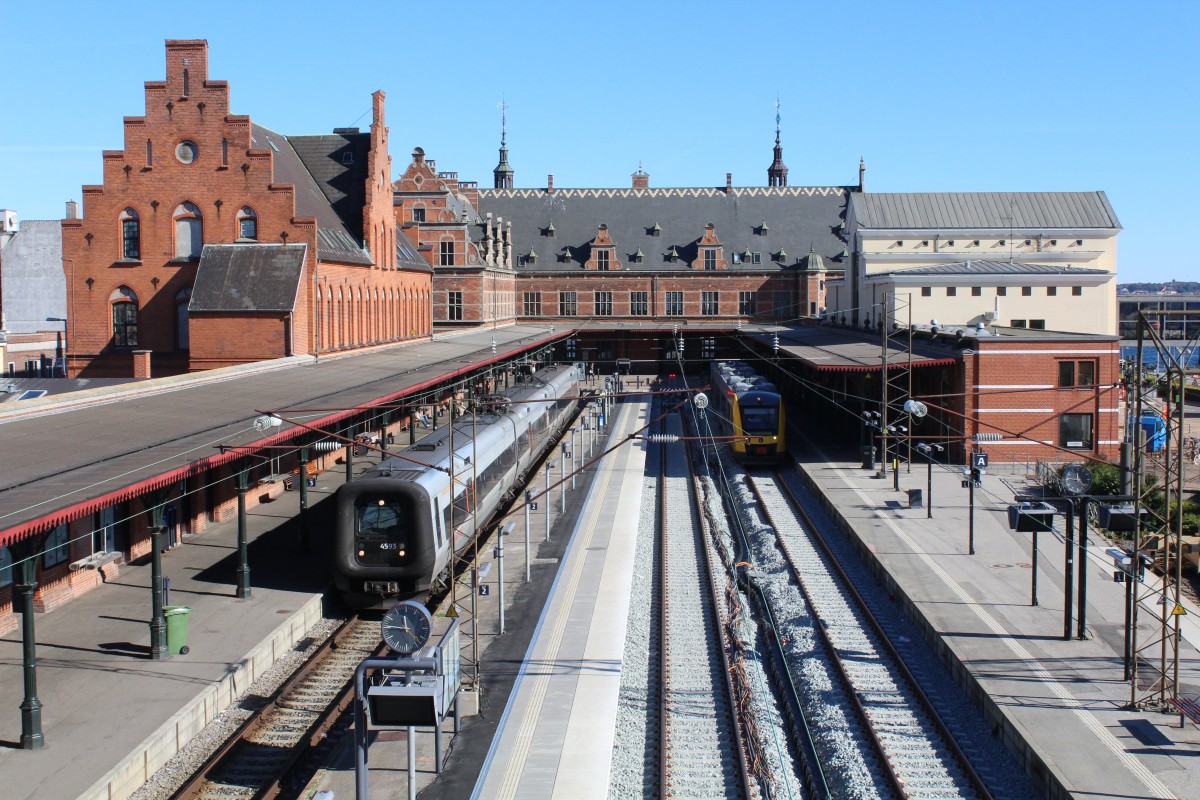 Bahnhof Helsingør am 29. September 2013. Der Bahnhof, der 1891 von den Architekten N.P.C. Holsøe und Heinrich Wencke errichtet wurde, ist ein Sackbahnhof. - Das Gebäude links ist das ehemalige Postamt (1892 gebaut), während die im Jahre 1991 errichteten Gebäude rechts Fährschiffterminal sind. 