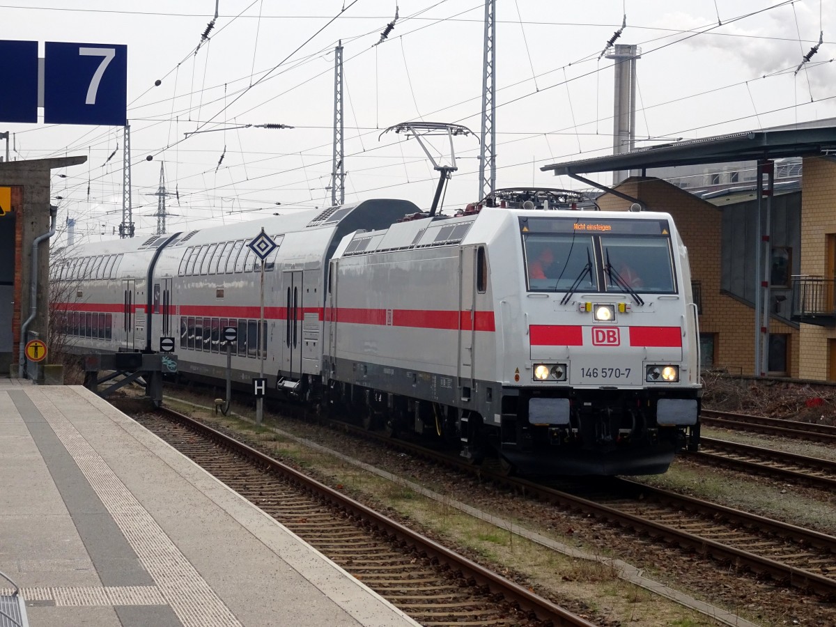 Bahnhof Hennigsdorf b. Berlin,4.1.2016, Regionalbahnsteig: Nachdem eine Lok der HVLE diese IC-Garnitur vom Bombardier-Werk in die Übergabegleise geschoben hatte, macht man sich nun in der Mittagszeit fertig für eine Probefahrt. Vorn am Zug Lok 146 570-7. 