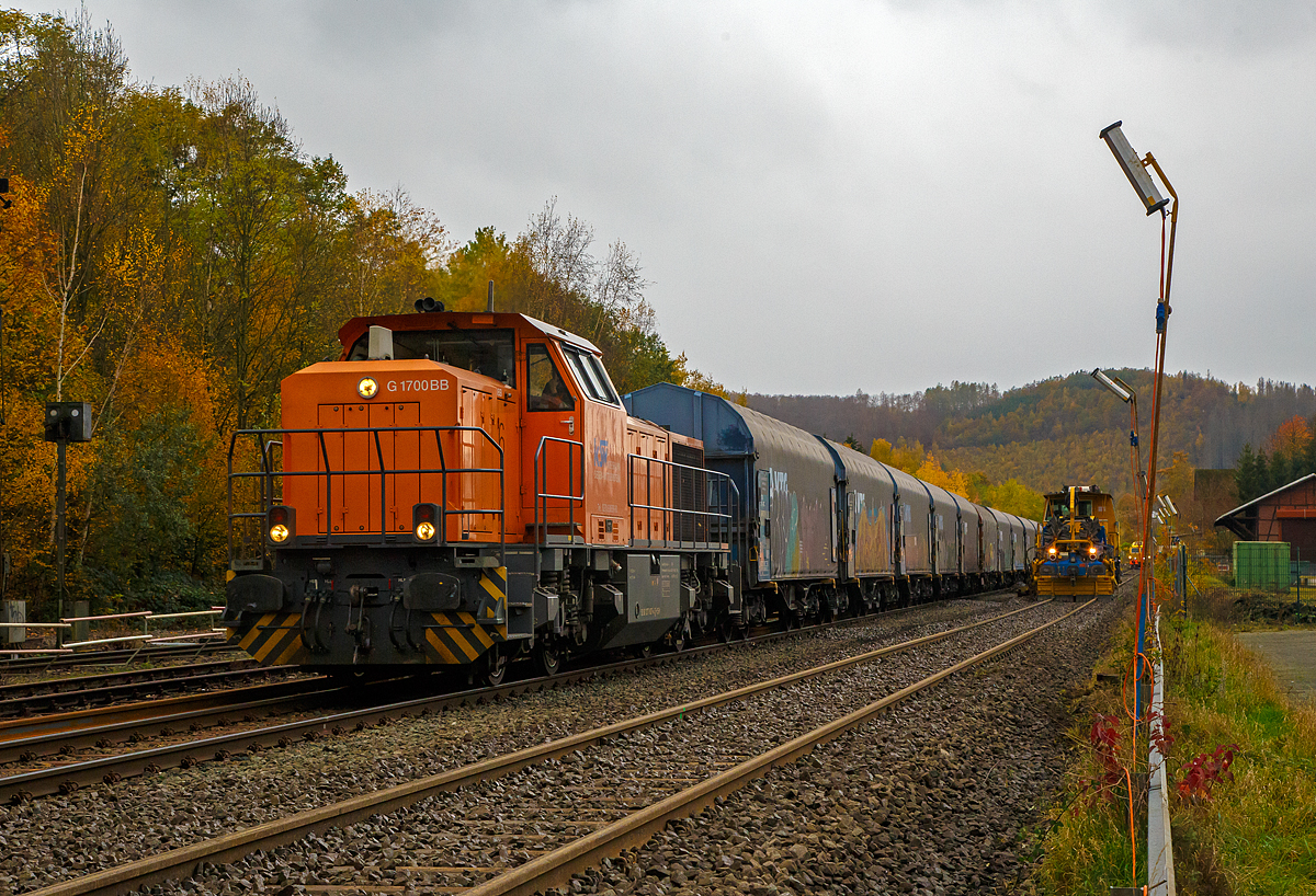 
Bahnhof Herdorf den 30.10.2020:
Während rechts das Gleis 1 gerade im 1.Durchgang gestopft wird, hat die KSW 46 (92 80 1277 807-4 D-KSW), eine Vossloh G 1700-2 BB der Kreisbahn Siegen-Wittgenstein, mit einem Coilzug den Bf. Herdorf erreicht und fährt über das Gleis 2 zum Rbf der KSW.