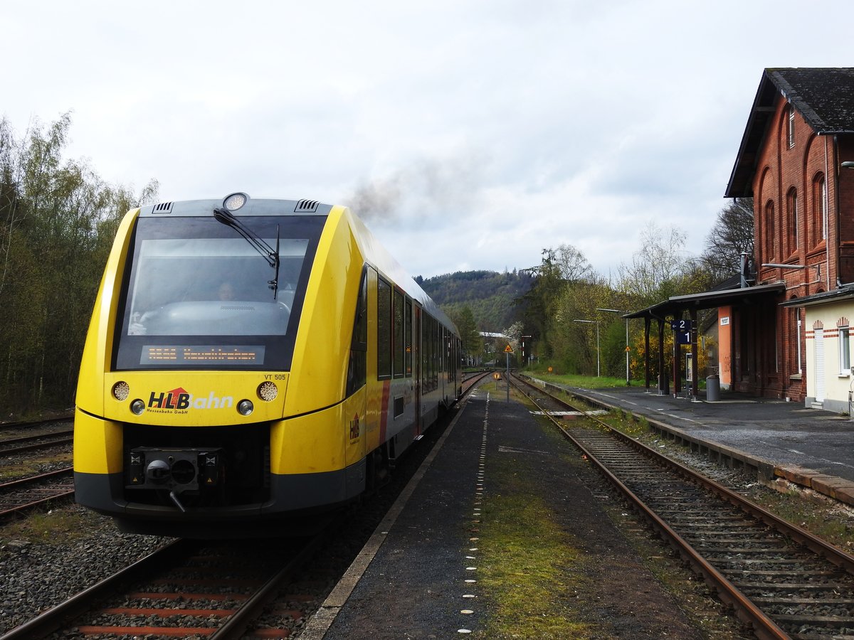 BAHNHOF HERDORF MIT HLB-LINT-VT 505-TRIEBZUG DER HELLERTALBAHN
VT 505-LINT der HLB durchquert hier am 17.4.2019 den Bahnhof HERDORF auf seiner
Fahrt nach NEUNKIRCHEN/SIEGERLAND.....
