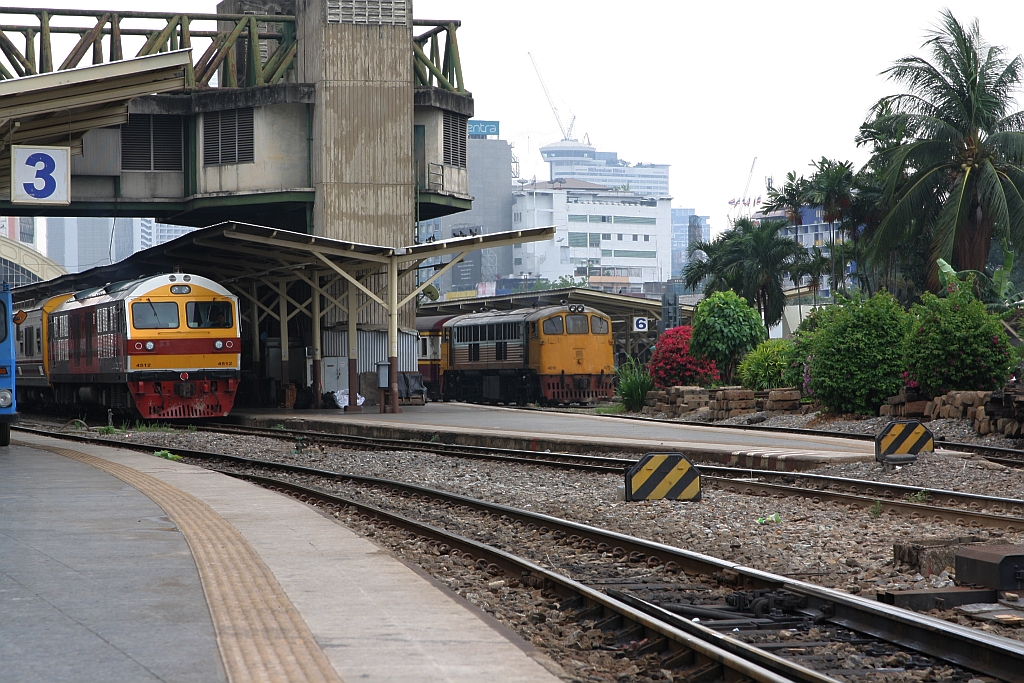 Bahnhof Hua Lamphong am 27.März 2017 mit der HID 4512 (Co'Co', de, Hitachi, Bauj. 1993) und der GEK 4010 (Co'Co', de, General Electric, Bj.1963, Fab.Nr. 34769).