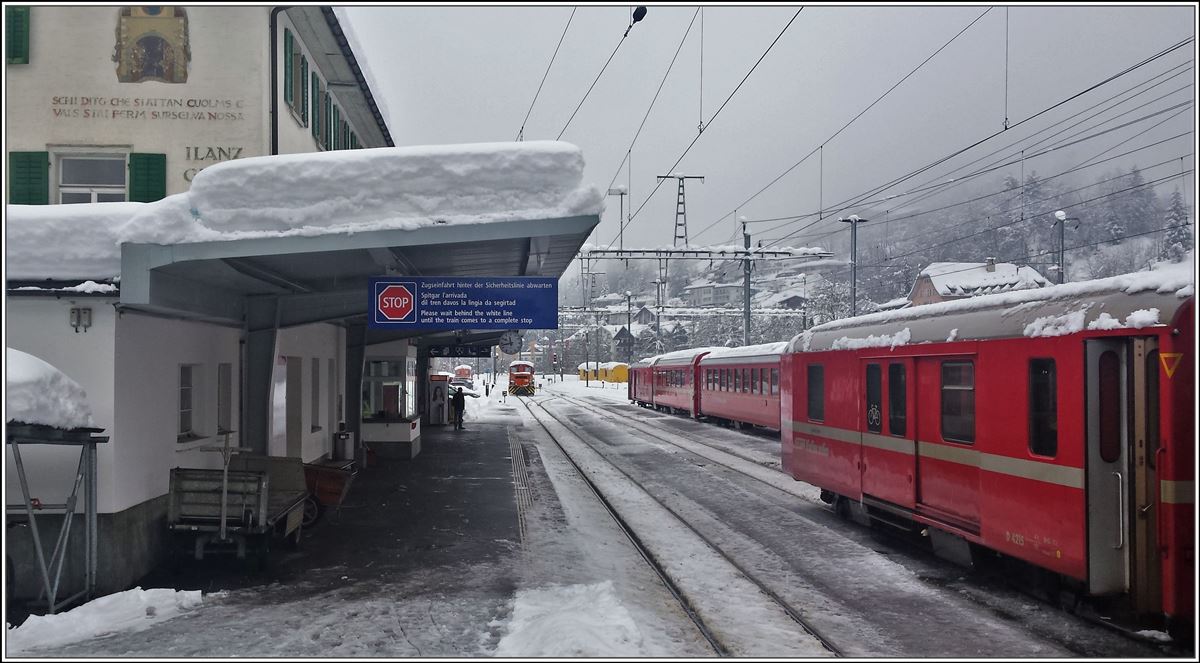 Bahnhof Ilanz mit gestrandeten Zügen wegen Lawinengefahr. (22.01.2018)
